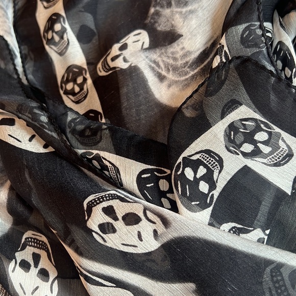 ALEXANDER MCQUEEN Classic Bellflower Silk Scarf Black & Ivory - Picture 13 of 13